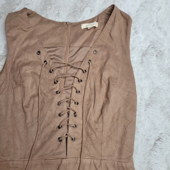 ✨️CL Illa Illa Tan Soft Sleeveless Lace Up Detail Romper Size L - Picture 5 of 13